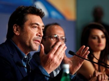 El actor español Javier Bardem interviene durante la rueda de prensa de presentación de la película 'Todos lo saben'
