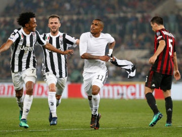 Douglas Costa celebra su gol ante el Milan en la final de la Copa de Italia Douglas Costa celebra su gol ante el Milan en la final de la Copa de Italia