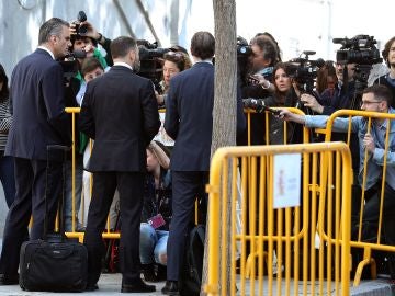 Los abogados de Vox realizan declaraciones en la puerta del Tribunal Supremo Los abogados de Vox realizan declaraciones en la puerta del Tribunal Supremo