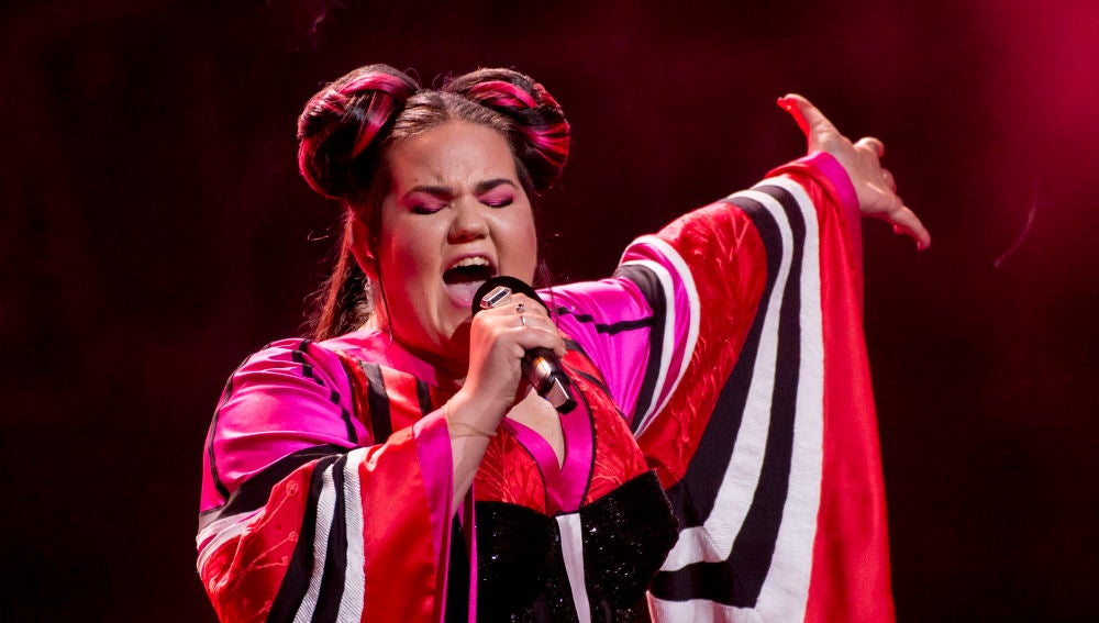 Resultado de imagen para Netta, la cantante israelí que llama cobardes a los hombres en Eurovisión