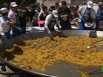 Una paella gigante valenciana Una paella gigante valenciana