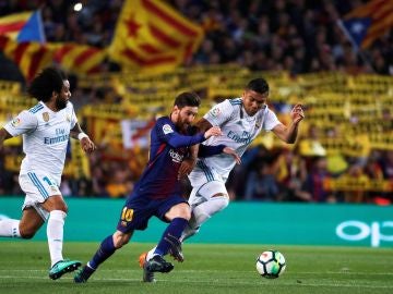 Leo Messi lucha por un balón con Casemiro durante el último Clásico Leo Messi lucha por un balón con Casemiro durante el último Clásico