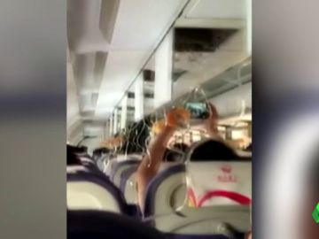 Un parabrisas de un avión se rompe en pleno vuelo y succiona al copiloto