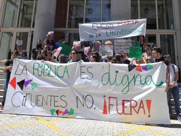Alumnos de la UCM marchan contra Cifuentes Alumnos de la UCM marchan contra Cifuentes