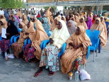 Traslado de niñas y mujeres liberadas por el grupo yihadista Boko Haram, en el aeropuerto de Maiduguri, en Nigeria (Archivo) Traslado de niñas y mujeres liberadas por el grupo yihadista Boko Haram, en el aeropuerto de Maiduguri, en Nigeria (Archivo)