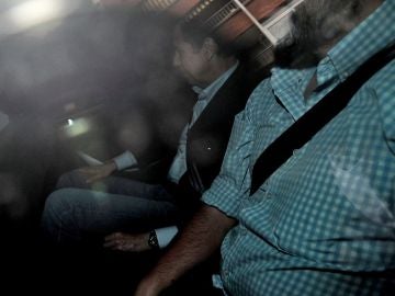 Eduardo Zaplana en el interior de un vehículo tras ser detenido Eduardo Zaplana en el interior de un vehículo tras ser detenido