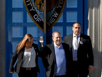 El productor de Hollywood Harvey Weinstein abandona una comisaría de Nueva York El productor de Hollywood Harvey Weinstein abandona una comisaría de Nueva York