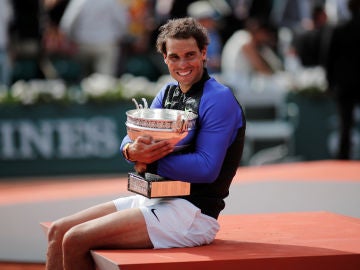 Nadal, con su décimo Roland Garros entre sus brazos Nadal, con su décimo Roland Garros entre sus brazos
