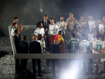 Cristiano Ronaldo, en el centro del Bernabéu rodeado por su compañeros Cristiano Ronaldo, en el centro del Bernabéu rodeado por su compañeros