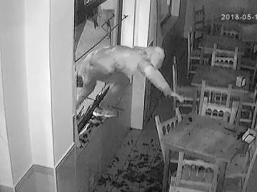 Ladrón entra en un restaurante de Torrelavega Ladrón entra en un restaurante de Torrelavega