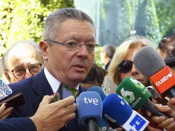 El expresidente de la Comunidad de Madrid, Alberto Ruiz-Gallardón, en declaraciones a los medios a su salidad de la Audiencia Nacional El expresidente de la Comunidad de Madrid, Alberto Ruiz-Gallardón, en declaraciones a los medios a su salidad de la Audiencia Nacional