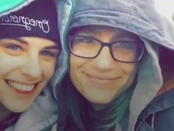 Un hombre agrede brutalmente a una pareja de lesbianas hasta dejar inconsciente a una de ellas Un hombre agrede brutalmente a una pareja de lesbianas hasta dejar inconsciente a una de ellas