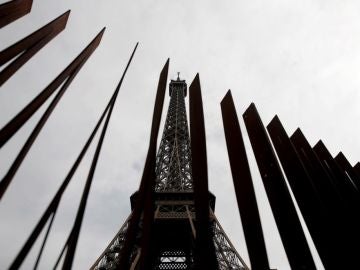 Nueva barrera colocada alrededor de la Torre Eiffel en París Nueva barrera colocada alrededor de la Torre Eiffel en París
