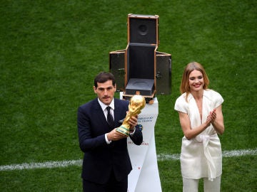 Casillas levanta el trofeo de la copa del mundo Casillas levanta el trofeo de la copa del mundo