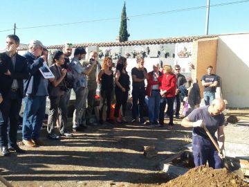 Los familiares asisten a las tareas de exhumación en Alcalá de Henares Los familiares asisten a las tareas de exhumación en Alcalá de Henares