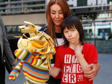 Billy Caldwell, junto a su madre Charlotte, tras una reunión en el Ministerio del Interior británico Billy Caldwell, junto a su madre Charlotte, tras una reunión en el Ministerio del Interior británico