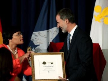 El rey Felipe VI durante el acto de bienvenida oficial en la sede del Ayuntamiento de Nueva Orleans, el Gallier Hall, donde la alcaldesa le ha hecho entrega de las llaves de la ciudad con motivo de su visita El rey Felipe VI durante el acto de bienvenida oficial en la sede del Ayuntamiento de Nueva Orleans, el Gallier Hall, donde la alcaldesa le ha hecho entrega de las llaves de la ciudad con motivo de su visita