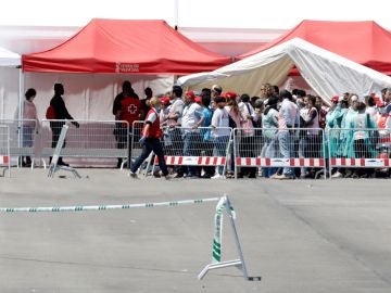Varios de los 106 inmigrantes que viajaban en el Aquarius, esperan ser atendidos Varios de los 106 inmigrantes que viajaban en el Aquarius, esperan ser atendidos