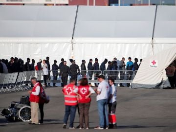 Inmigrantes esperan su turno para ser atendidos Inmigrantes esperan su turno para ser atendidos