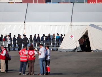 Un dispositivo de emergencia de 2.320 personas espera en el puerto de Valencia Un dispositivo de emergencia de 2.320 personas espera en el puerto de Valencia