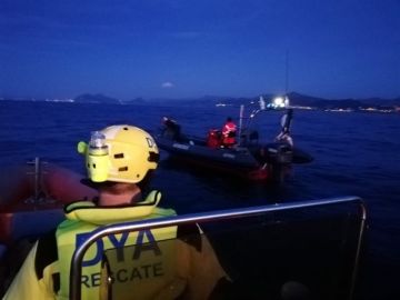 Momento en el que DYA Cantabria rastrea la zona para confirmar si en el barco solo había un tripulante, quien ha sido hallado sin vida Momento en el que DYA Cantabria rastrea la zona para confirmar si en el barco solo había un tripulante, quien ha sido hallado sin vida