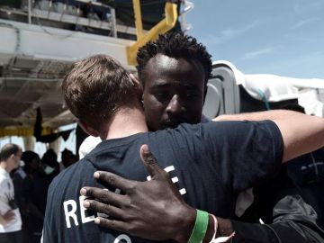 Desembarco de migrantes que iban a bordo del Aquarius en Valencia Desembarco de migrantes que iban a bordo del Aquarius en Valencia