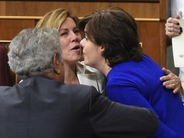 Soraya Sáenz de Santamaría y María Dolores de Cospedal en el Congreso Soraya Sáenz de Santamaría y María Dolores de Cospedal en el Congreso