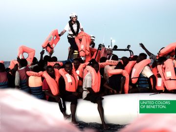 Polémica imagen en la que la marca de ropa Benetton emplea una foto de inmigrantes del Aquarius con fines comerciales Polémica imagen en la que la marca de ropa Benetton emplea una foto de inmigrantes del Aquarius con fines comerciales