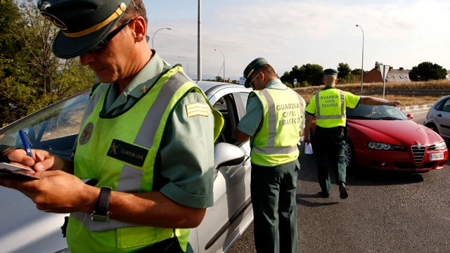 Guardia Civil haciendo controles