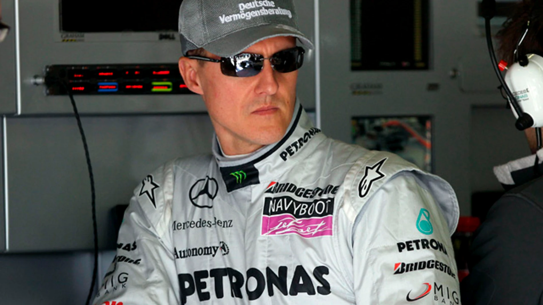 Schumacher en el box de Mercedes