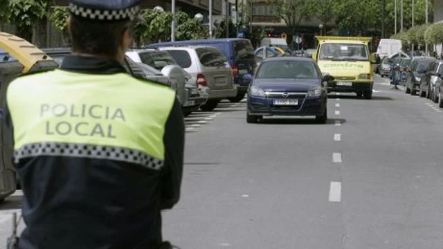 Policía local en la calle Policía local en la calle