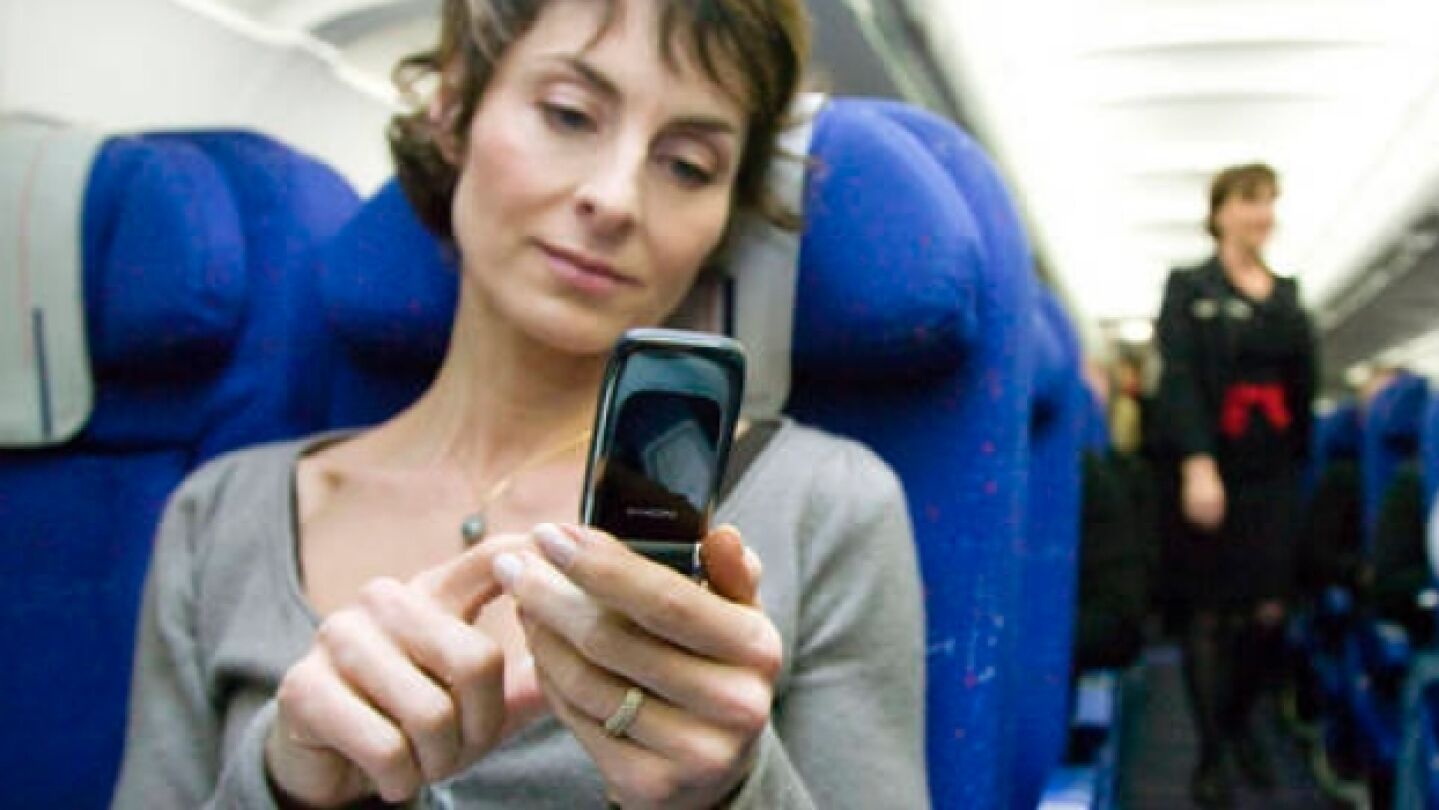 Usando el m&oacute;vil en el avi&oacute;n