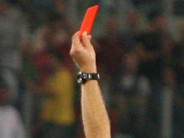 Un árbitro muestra la tarjeta roja Un árbitro muestra la tarjeta roja