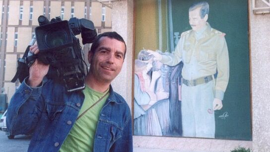 Jos&eacute; Couso junto a un cartel de Saddam