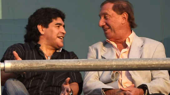 Maradona charla con Carlos Bilardo Maradona charla con Carlos Bilardo
