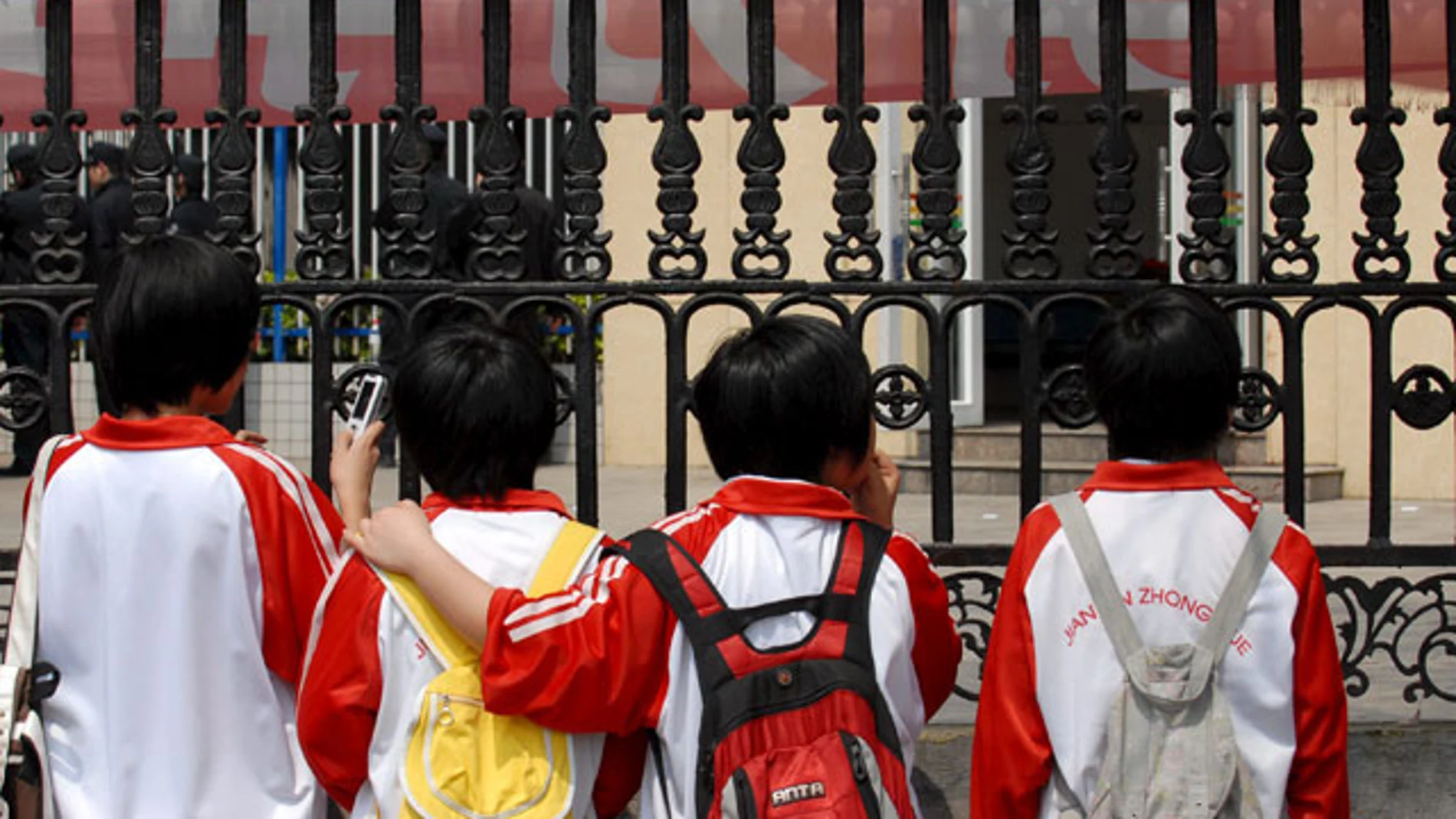 Niños en la puerta de una escuela en China
