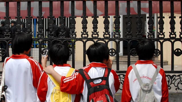 Niños en la puerta de una escuela en China