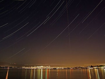 Vista de una lluvia de meteoros proveniente de las Perseidas