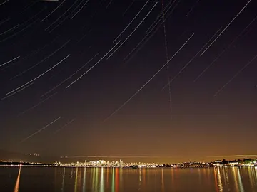 Vista de una lluvia de meteoros proveniente de las Perseidas Vista de una lluvia de meteoros proveniente de las Perseidas