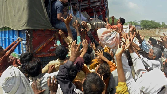 Cientos de personas esperan a recibir la ayuda humanitaria Cientos de personas esperan a recibir la ayuda humanitaria