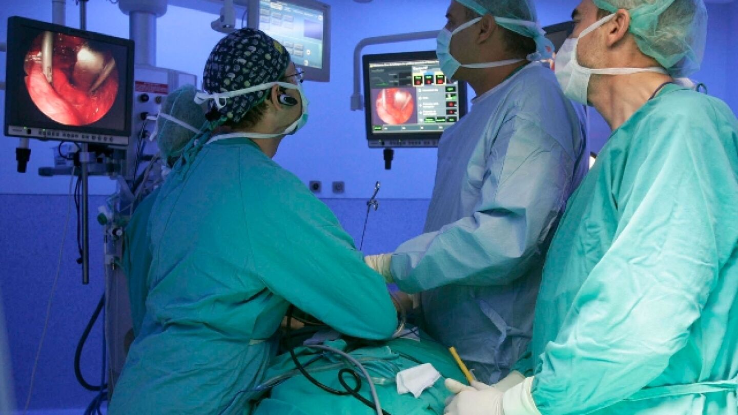 Cirujanos durante una operaci&oacute;n