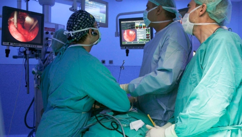 Cirujanos durante una operación