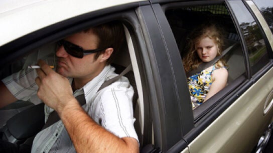 Fumar en los coches con ni&ntilde;os dentro