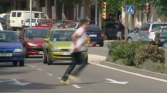 Hombre cruzando la calle por un lugar prohibido 