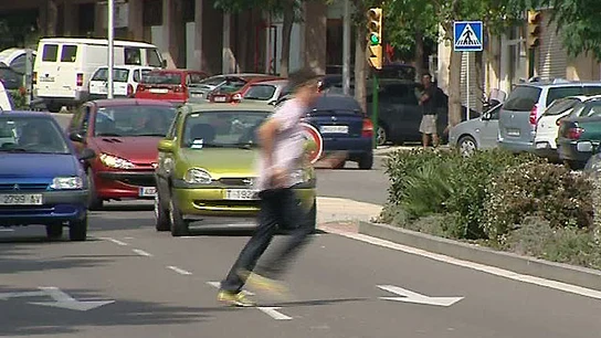 Hombre cruzando la calle por un lugar prohibido Hombre cruzando la calle por un lugar prohibido