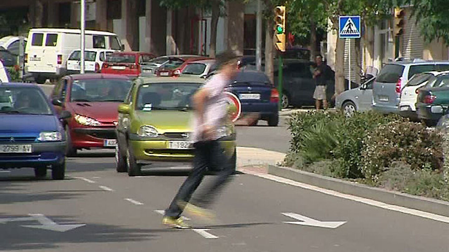 Hombre cruzando la calle por un lugar prohibido 