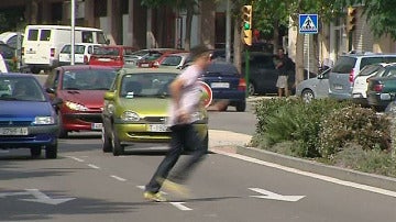 Hombre cruzando la calle por un lugar prohibido 