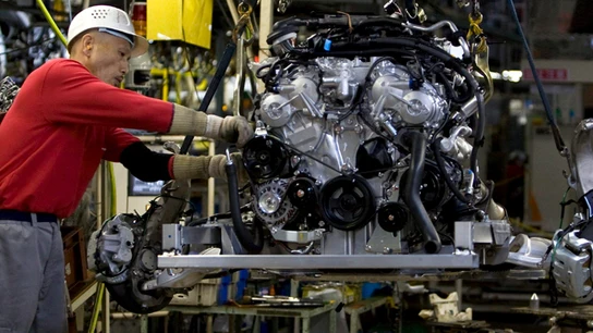 Trabajador en una fábrica de coches Trabajador en una fábrica de coches