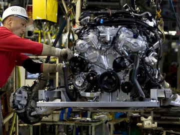 Trabajador en una fábrica de coches Trabajador en una fábrica de coches