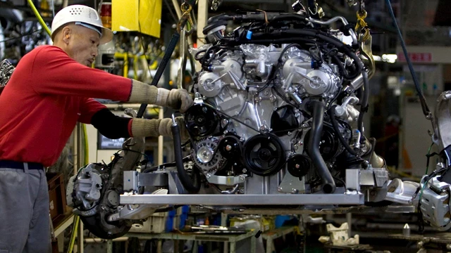 Trabajador en una fábrica de coches